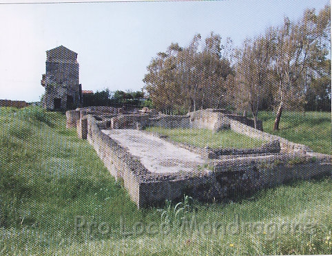 Ruderi della Villa romana e sullo sfondo la Masseria settecentesca di San Limato.jpg